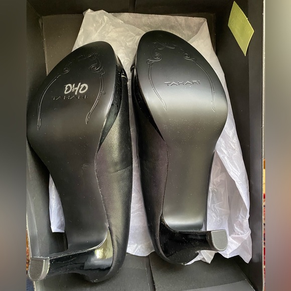 Tahari 3 1/2 inch heels in black size 7 1/2 medium. Letter upper. - Picture 4 of 8